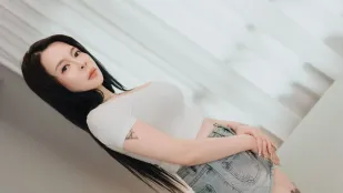 僕の巧みな手で触れただけで興奮する君は本当に悪い子だ ねっとりした手コキで男の勃起欲情を誘う熟女  
