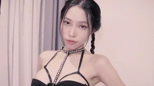 黒スカートハイヒールのベトナム娘に中出し潮吹き必須  