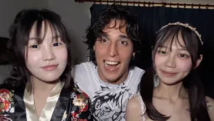二人の18歳中国ファンUmiとUnaが来て熱い三人行を楽しむ