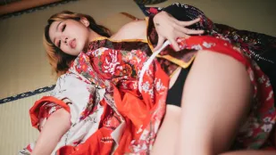 麗露 絶美新人！和服滑り落ちて極上美乳が炸裂